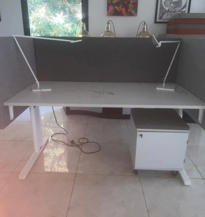 Bureau de Travail avec Panneaux Acoustiques – Style Open Space