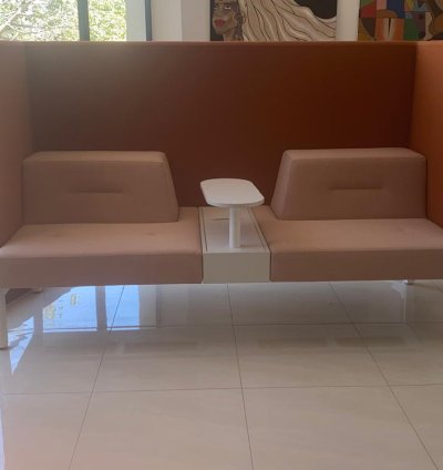 Banquette Acoustique Design avec Tablette – Idéal Bureau ou Accueil