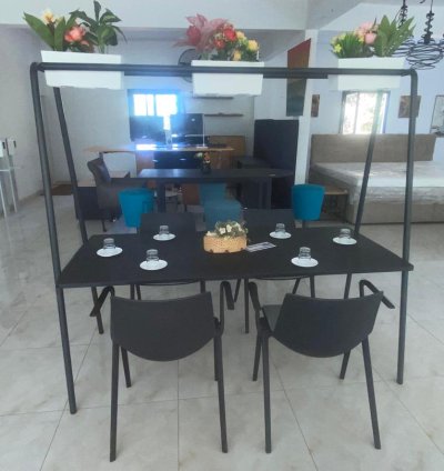 Table Haute Design avec Arche et Jardinières Intégrées