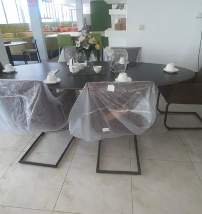 Ensemble Salle à Manger Design – Table Ovale Noire + Chaises Marron