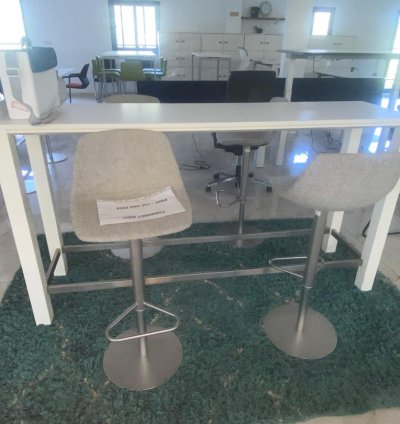 Ensemble Mange-Debout Design – Table Haute Blanche + 2 Tabourets Gris