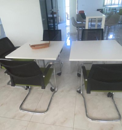 Duo de Tables Carrées Design + Chaises Ergonomiques Vertes