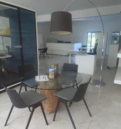 Ensemble de Réunion Nature & Design – Table en Verre sur Pied Tronc d'Arbre