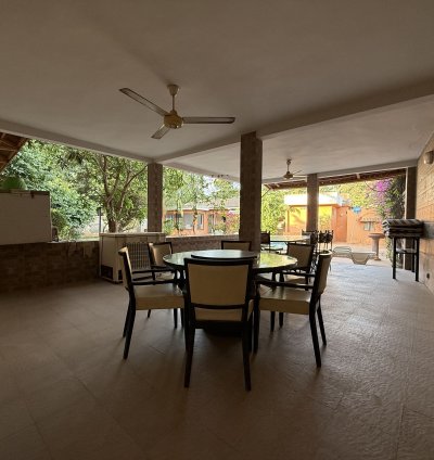 villa à vendre à la somone : une villa de plain-pied et un appartement indépendant sur un terrain de 950m2