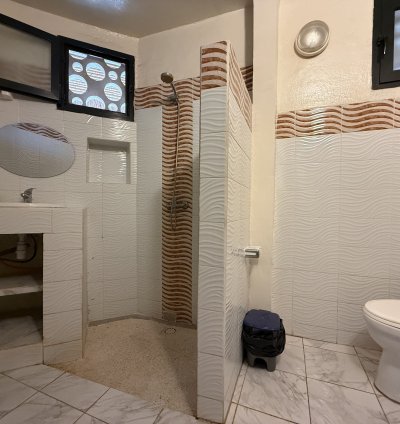 UNE VILLA AFRO CONTEMPORAINE DANS UNE RÉSIDENCE PRIVÉE ET SÉCURISÉE À VENDRE À SALY