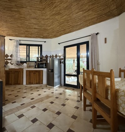 UNE VILLA AFRO CONTEMPORAINE DANS UNE RÉSIDENCE PRIVÉE ET SÉCURISÉE À VENDRE À SALY