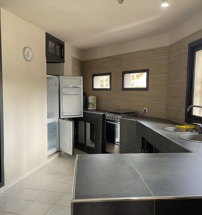 Villa modernisée à vendre en résidence sécurisée au centre de Saly