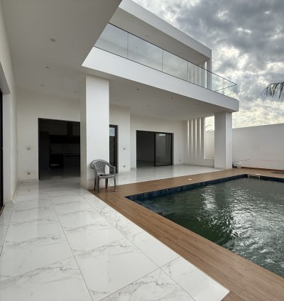 une villa contemporaine neuve : grands volumes et luminosité généreuse à vendre à nguerigne bambara
