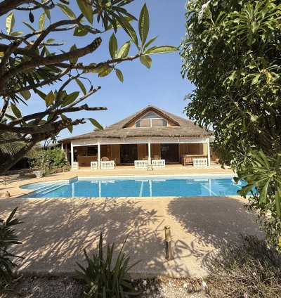 une belle Villa Afro-Contemporaine, un secteur en plein essor à vendre, à Nianing