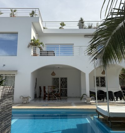 Villa 5 Chambres avec Piscine Solaire à Warang