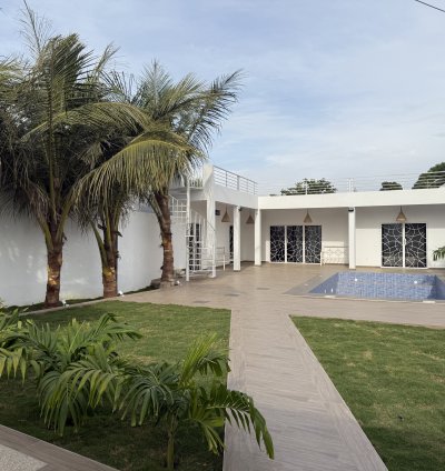 Villa Plain-Pied avec Piscine Solaire à Warang