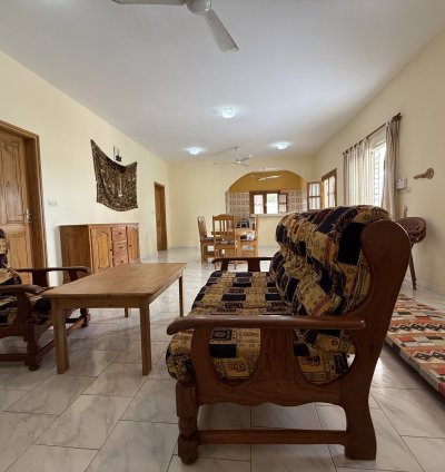 À vendre, à warang , une Villa de Plain-Pied avec un Appartement Indépendant : Investissement Locatif Idéal ; Une Propriété avec un Potentiel de Rendement intéressant