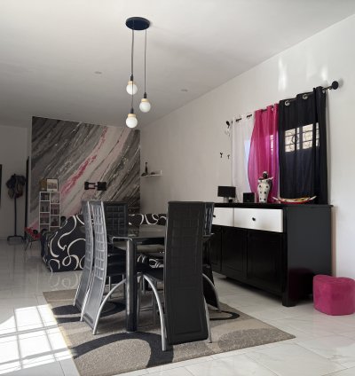 À vendre, à Ngaparou, une Belle villa contemporaine avec de beaux volumes.