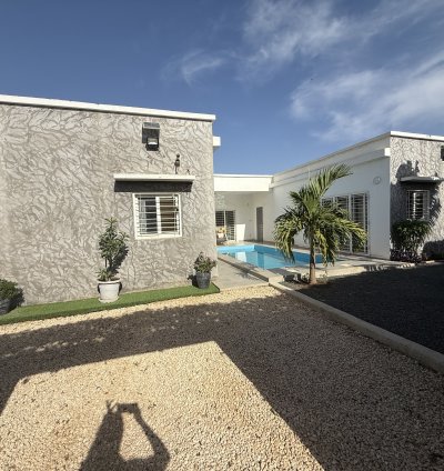 À vendre, à Ngaparou, une Belle villa contemporaine avec de beaux volumes.