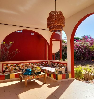 Propriété Exceptionnelle à Warang – Grand Terrain de 5750 m² avec Cases Traditionnelles et Jardin Arboré