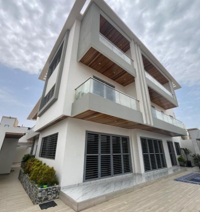 Réf: LNG017 : Villa de 600m² à vendre à NGAPAROU