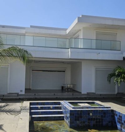 A VENDRE NGUERIGNE : Magnifique villa meublée sur 1200 m² avec piscine, 4 chambres, 2 salons, terrasse extérieure et un bureau extérieur