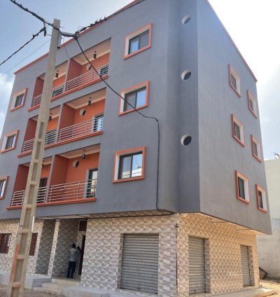 Immeuble R+2 de 03 appartements, 04 studios et 02 magasins à Vendre MBAO