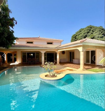 Villa de 3 chambres sur 700 m² de terrain à vendre à NGAPAROU