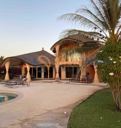 Rèf : VGU278 Villa afrocontemporaine avec piscine solaire – Nguerigne N’Diorokh