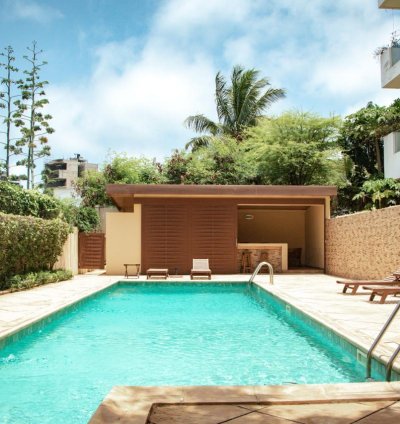 Villa à louer à Fann résidence, séjour 5 cha:mbres, 2 salons, un grand jardin avec piscine et des dépendances pour le personnel