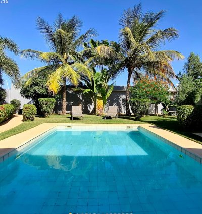 Villa 3 chambres de standing avec piscine & jardin arboré Saly