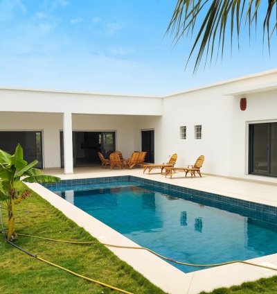 Villa neuve meublée sur 930 m² de terrain à vendre à NGUERIGNE