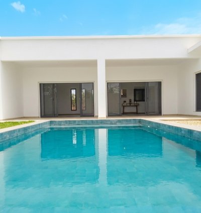 Villa neuve meublé sur 730 m² de terrain à vendre à NGUERIGNE